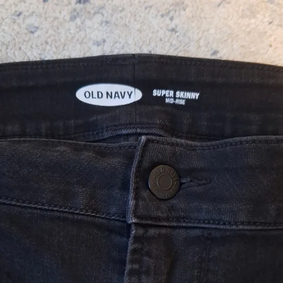 Old Navy Women’s Super Skinny Jeans – Size 16 Plus, Black Mid-Rise - Picture 2 of 6